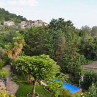 giù si intravede la piscina giù si intravede la piscina